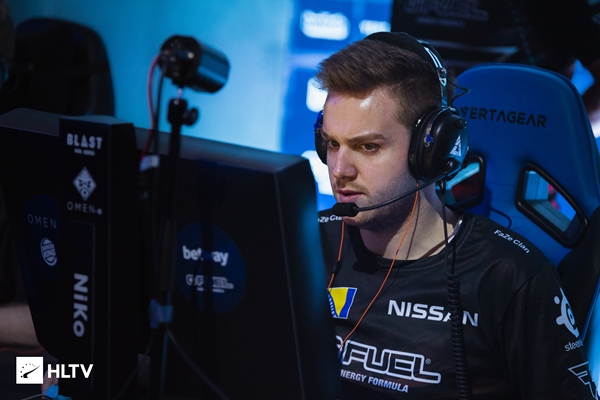 Xiaohu 的Sylas不断送出免费通行证，但 Light 的Jinx成功覆盖了下路， Weibo Gaming 横扫 Oh My God 。