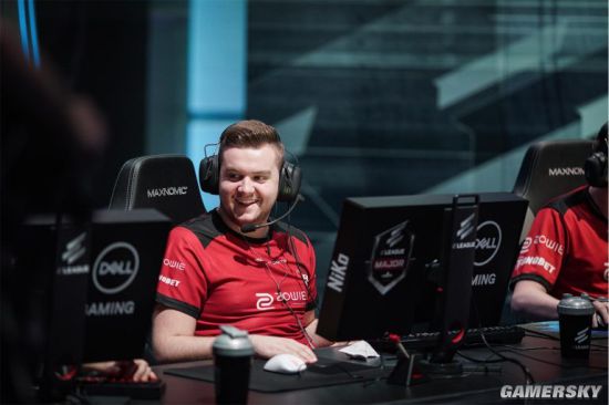 有什么问题让你给我 Team WE Ertahan？圣枪哥狼妈无限骑乘在 Anyone's Legend 上，并且握有三场比赛积分