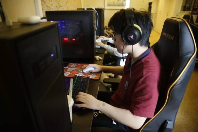 本赛季Life击败了S11冠军EDG除Viper外全部选手