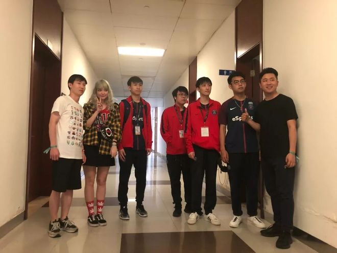 BLG赛后返图：Bin喜笑颜开 脸部馒化略微严重 ELK热情挥手